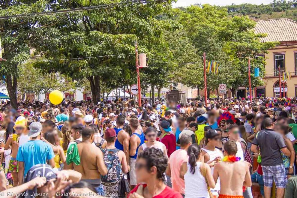 Imagem de turistas na praça após passagem de bloco de carnaval em São Luiz.